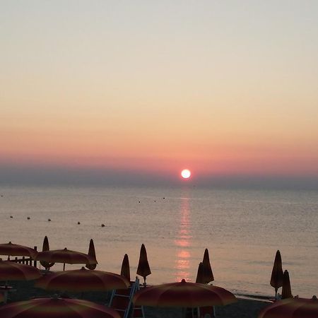 Blumen Bad Beach Apartment Metaponto Bagian luar foto